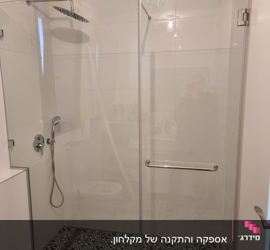 מקלחון זכוכית עם ראש מקלחת עגול